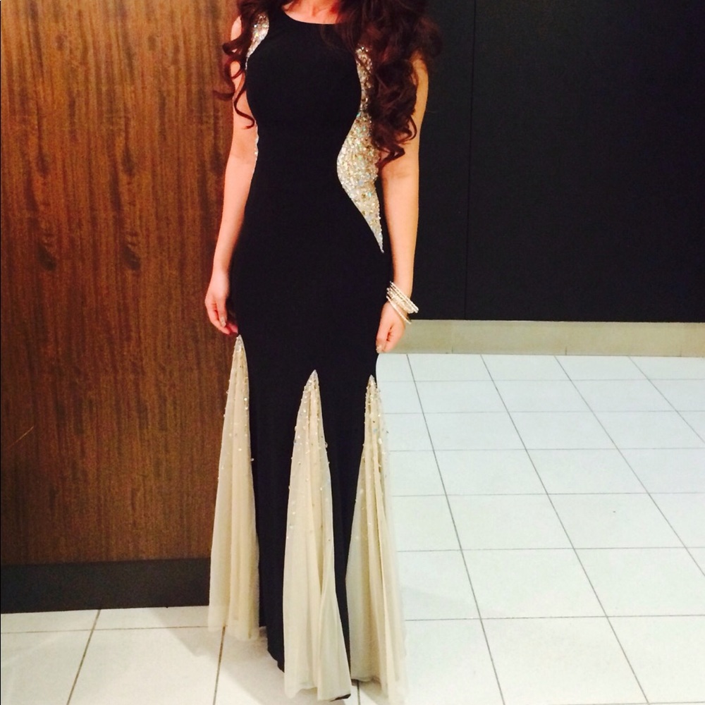 Gorgeous black and beige gown.
